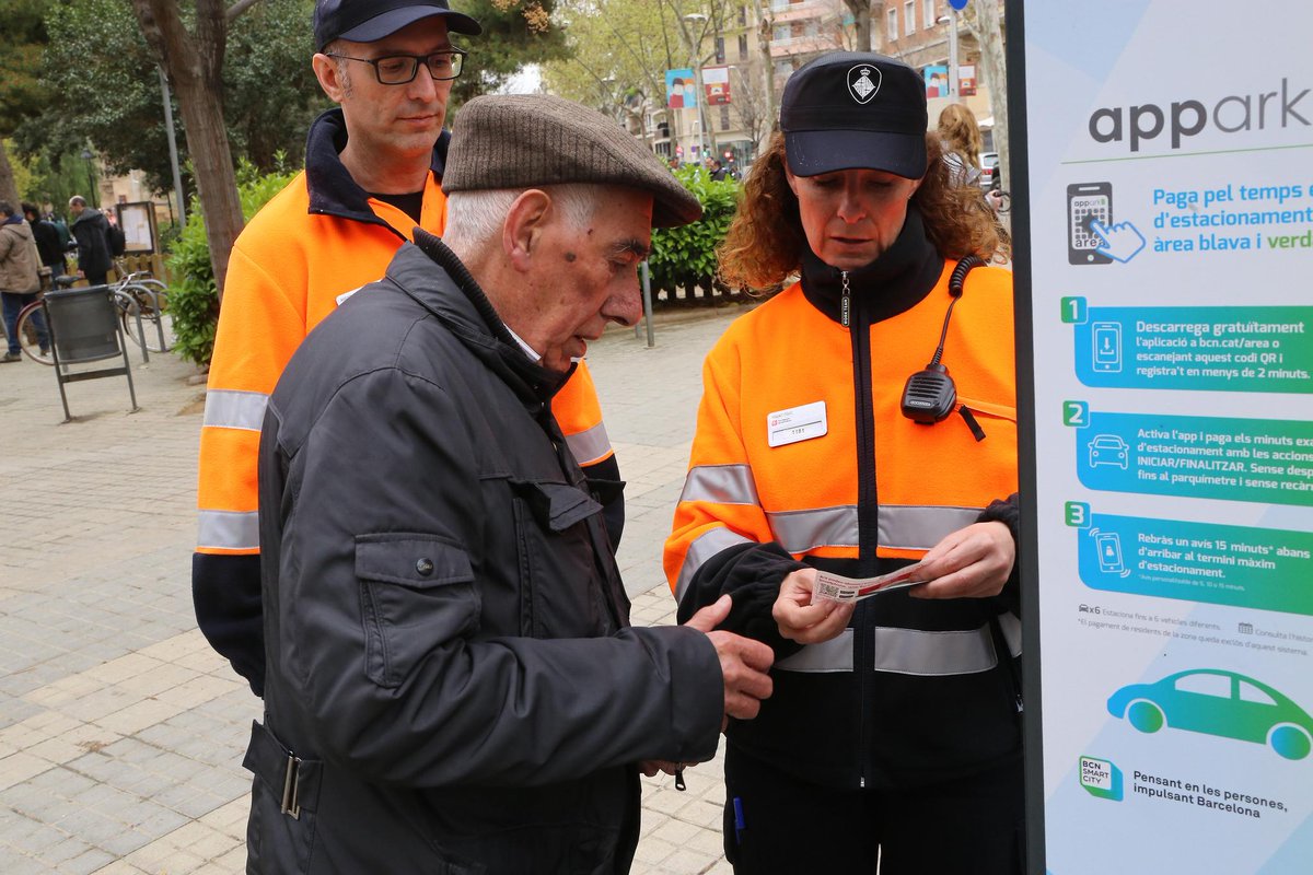 xaviertrias's tweet photo. Amb el nou cos d'agents cívics volem millorar i garantir la convivència ciutadana a Barcelona: http://t.co/g2a9pfRpXm http://t.co/Rshd97ywqU