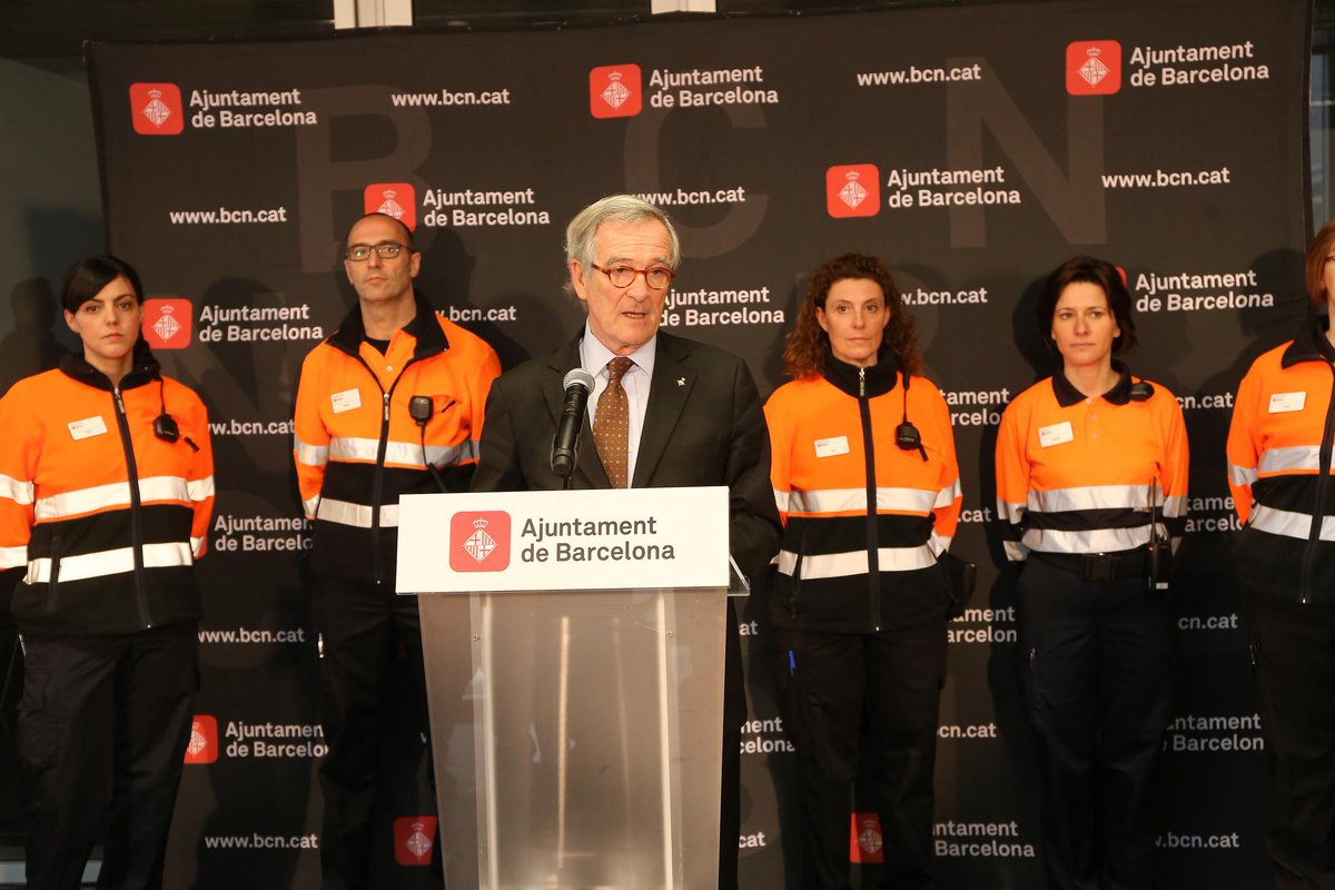 xaviertrias's tweet photo. Amb el nou cos d'agents cívics volem millorar i garantir la convivència ciutadana a Barcelona: http://t.co/g2a9pfRpXm http://t.co/Rshd97ywqU
