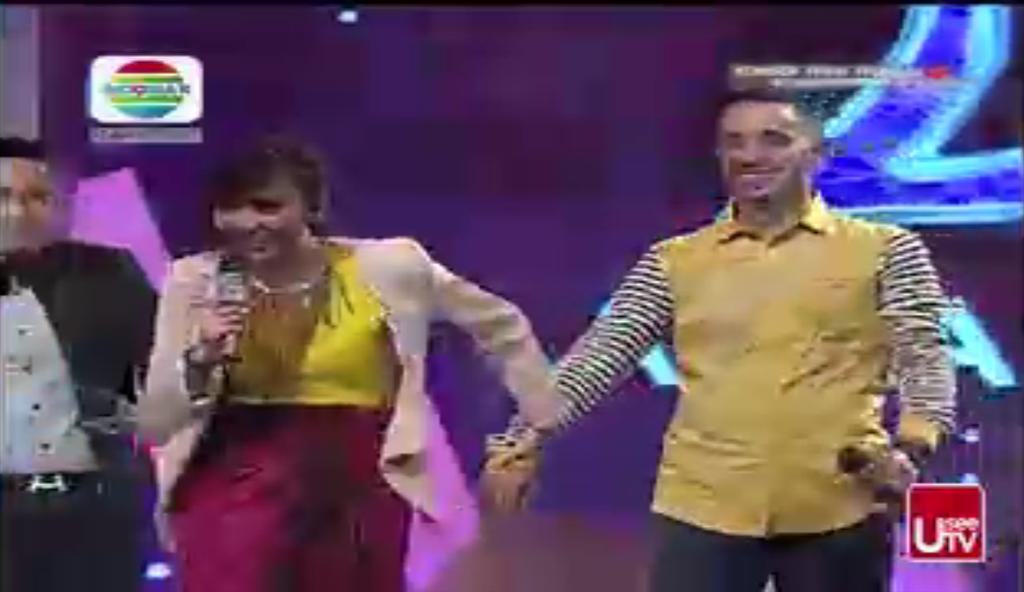 DulurRinaOFC's tweet photo. "@ImuetLovemira33: Aheeeee Chieee chieee @Rina_Nose #rinanose ada kejutn dri 💑 @FSyahbal  te te tett @RinaNoseFans http://t.co/Z9BpJrSlU5"
