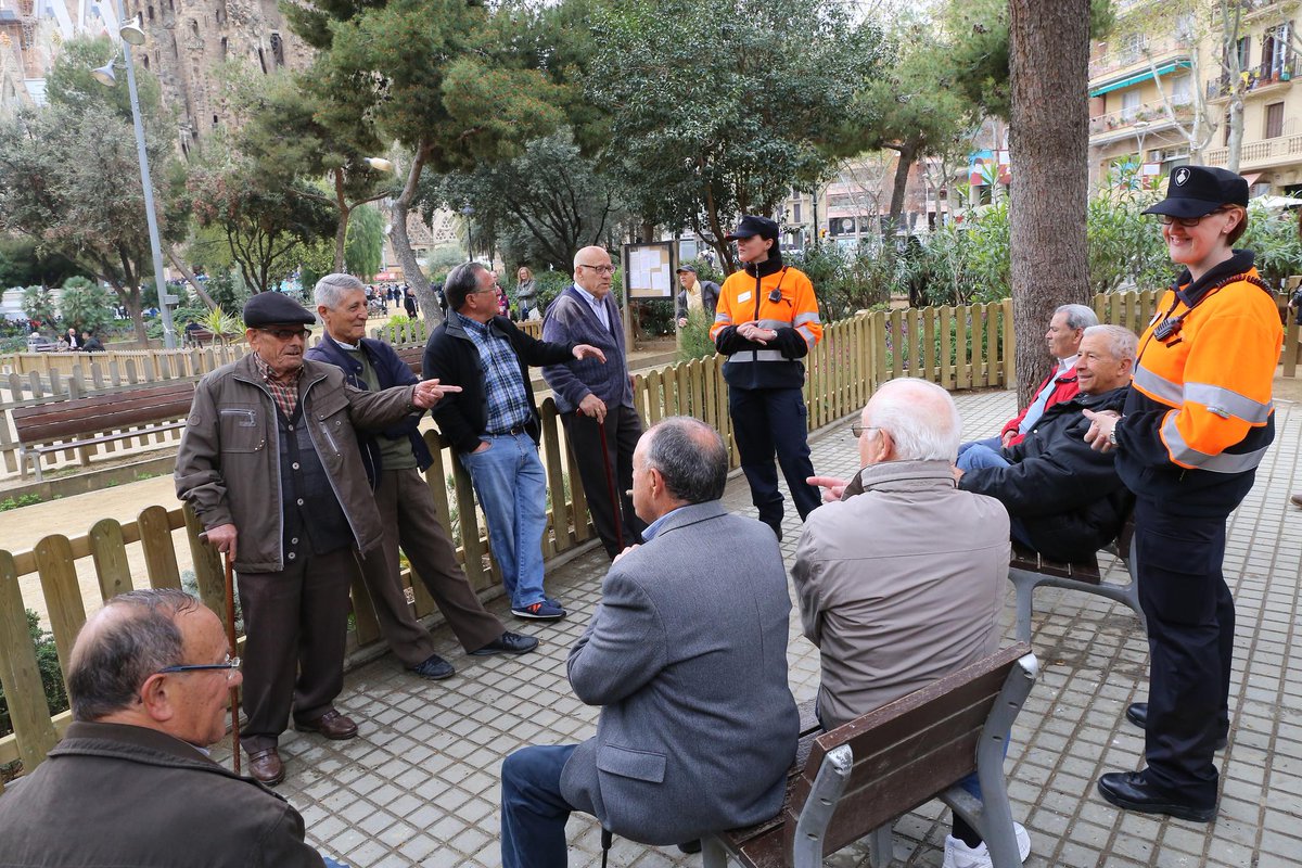 xaviertrias's tweet photo. Amb el nou cos d'agents cívics volem millorar i garantir la convivència ciutadana a Barcelona: http://t.co/g2a9pfRpXm http://t.co/Rshd97ywqU