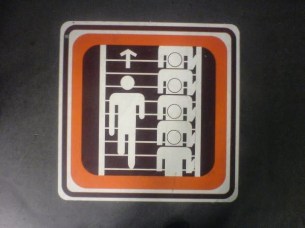 motum_magazine's tweet photo. RECUERDA: En las escaleras y rampas mecánicas DEJA LIBRE LA IZQUIERDA PARA RÁPIDA CIRCULACIÓN #CulturaMetro http://t.co/IMxZeWrNus