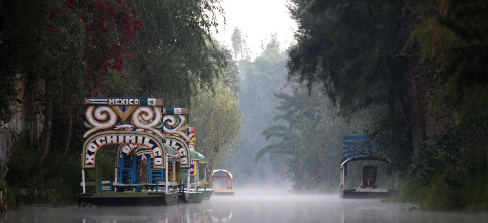 Cd_Mexico's tweet photo. Tu viaje por la @Cd_Mexico sólo estará completo si paseaste en trajinera en #Xochimilco http://t.co/4AFTyi0x9N Vía: @wiyoitrip