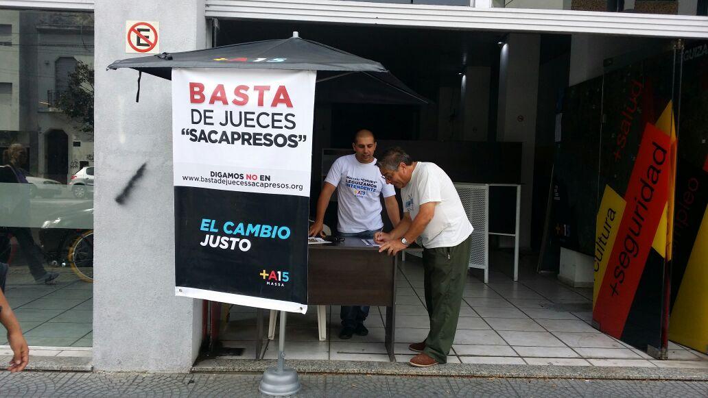 chubyleguizamon's tweet photo. En La Plata decimos #BastaDeJuecesSacapresos @SergioMassa @MassaPrensa http://t.co/vB4ZUnvU5O