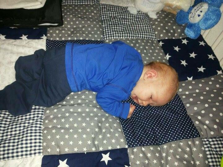 Dit scheetje slaapt heerlijk op ons boxkleed!