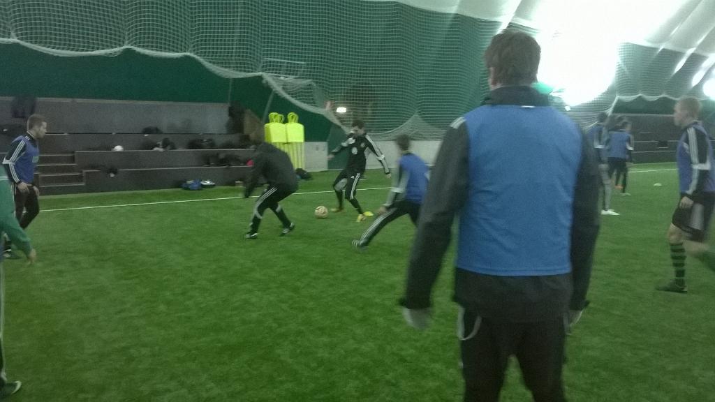 Sundom_IF's tweet photo. Första träningen efter Umeå-resan och allt är precis som vanligt. @mkiharju i mitten på "höynä". http://t.co/vJf4ATYGWM
