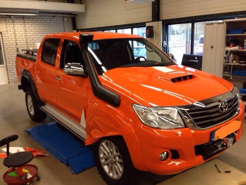 OranjeTrophy's tweet photo. Deze deelnemers weten wel van aanpakken. Snorkel.. lier.. van alle gemakken voorzien! #oranjetrophy #toyota #hilux http://t.co/Y3ap4NoIch