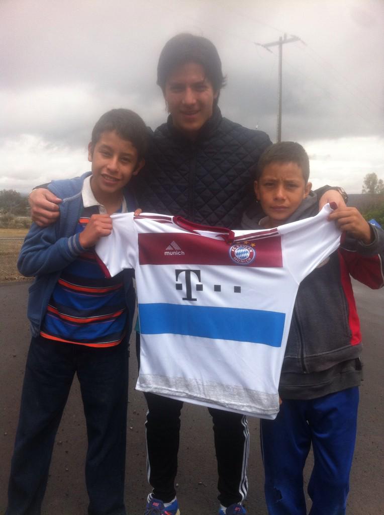 Ludwig_RS's tweet photo. Entrega de uniformes a equipo L.A. De Lomas de Atequiza,categoría infantil .
#comudeixtlahuacandelosmembrillos http://t.co/29lxH7IBWd