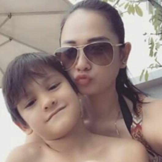 FCaurakasih's tweet photo. Cinta dan syg artis idola kuu @aurakasih87 http://t.co/htXCojB7Fi