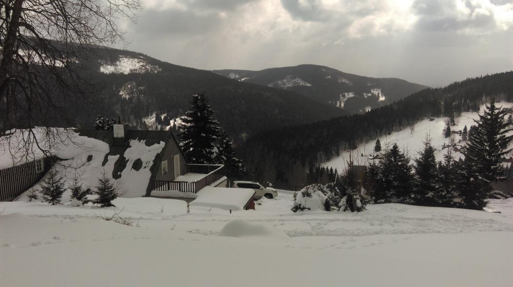 CallerCamilo's tweet photo. Velikonocni pondeli v Krkonosich. Pohled na Labskou.... http://t.co/r5JXqHulCF