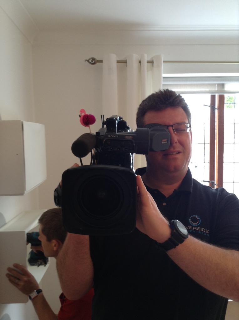 NevilleDoorstep's tweet photo. 30 minutes to go till show time! 🚪🔨🔧🔩 @TV3Ireland @CrownPaintsIRL @JeddaDowney #NevillesDoorstep #interiors http://t.co/NxNhma8lHt