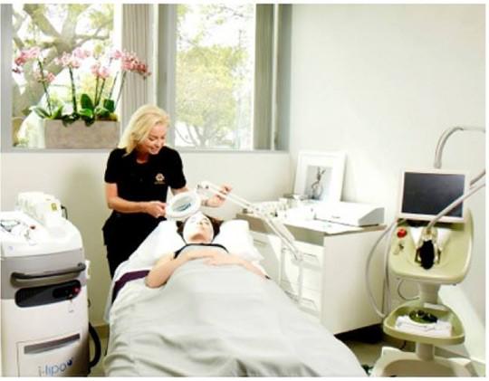 ChromogenexUS's tweet image. Our Regenlite &amp;amp; i-Lipo Ultra made the cut for red carpet beauty @KoanCenter1! la-story.com/2015/03/secret… #LaserAesthetics