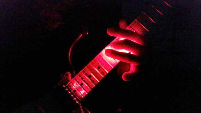 GuitarPlayerNow's tweet photo. #lowtechtuesday Fret laser module adds cool lighting effects to any guitar. http://t.co/bWEBq8ewtb http://t.co/NfMidgksH7