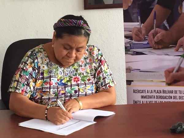 laradiodelsur's tweet photo. Rigoberta Menchú también firmó contra el decreto de Obama #VamosXLos10Millones @EmbaVeneGuate http://t.co/drmfJmmT7F