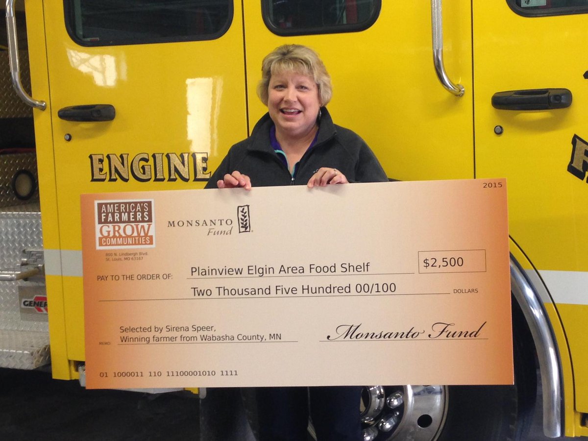 headynicole's tweet photo. My mom, @americasfarmers #GrowCommunities winner for Wabasha Co., presents the donation to Plainview-Elgin Food Shelf http://t.co/LQdqo5Wy27