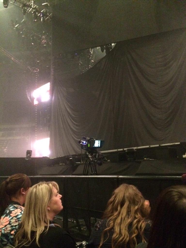 cmorrison261's tweet image. so close to @ollyofficial at the odyssey for the #NeverBeenBetterTour with the family