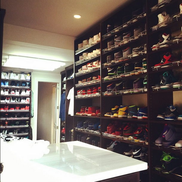 IreGonzi's tweet photo. "#NBA: La colección de zapatillas de Ray Allen. http://t.co/0FopPzSWiD" Así será el armario de @JacobGGarcia pero con zapas de running!!!