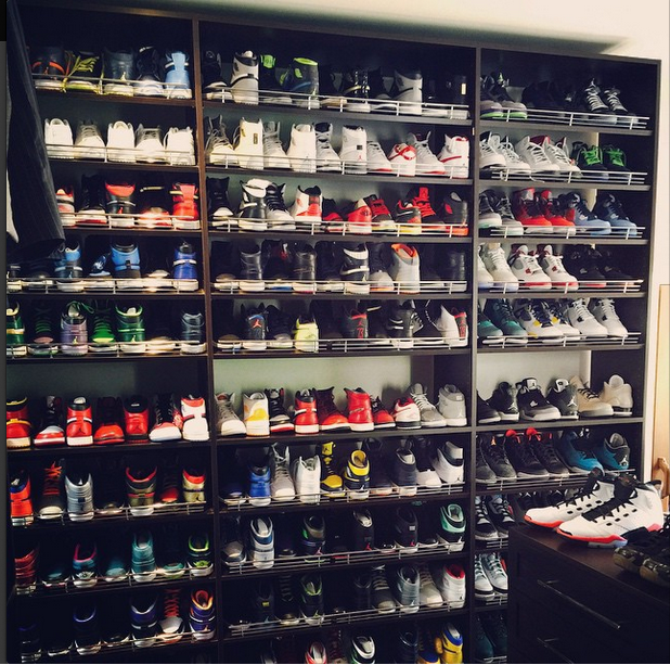 IreGonzi's tweet photo. "#NBA: La colección de zapatillas de Ray Allen. http://t.co/0FopPzSWiD" Así será el armario de @JacobGGarcia pero con zapas de running!!!