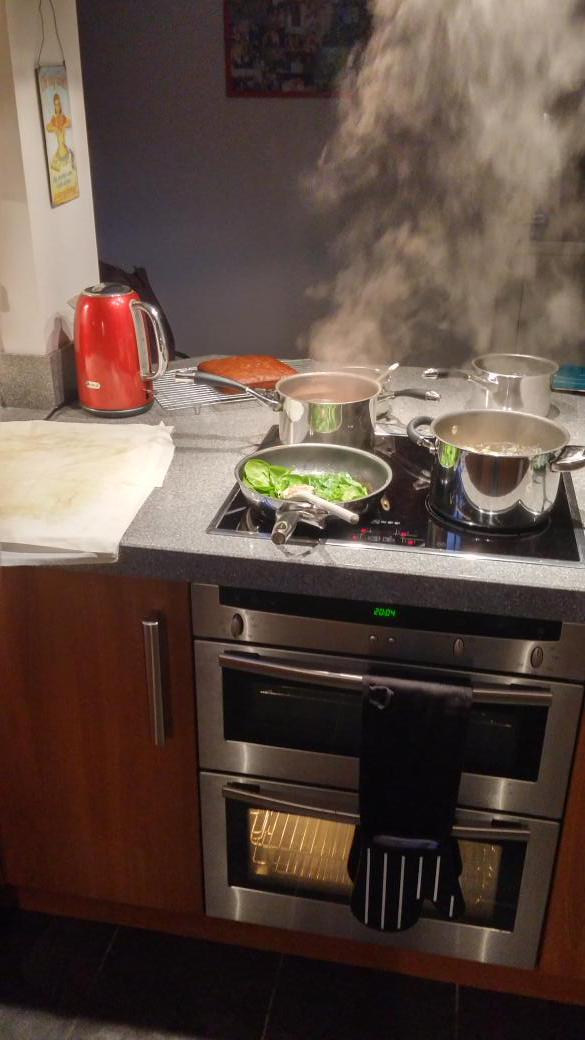 LouisRiley1994's tweet photo. Cooking dinner for the girlfriend and get family tonight #UnderPressure #ChefRiley http://t.co/csG5T8CqGa