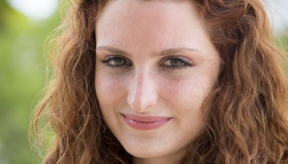 C8TV's tweet photo. Louise, une belle et jeune étudiante débarque sur l'île de #AdamRechercheEve ! Va-t-elle bouleverser l'aventure ? http://t.co/z2ieVwxy2R