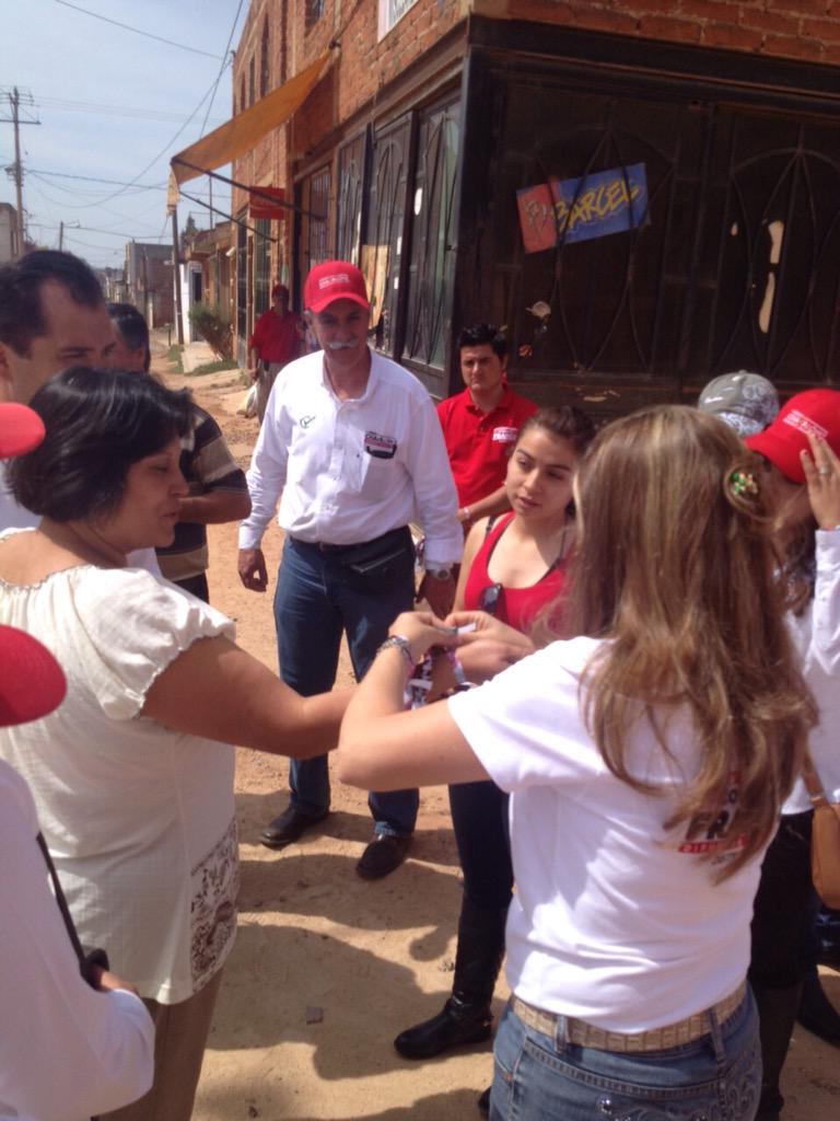 ConchitaFranco's tweet photo. ¿Tú ya tienes tu pulsera con mi nombre? #ConchitaFranco #Distrito3Federal @ObservaPRIJal @PRIMX_Jalisco @RJXMJalisco http://t.co/cJ2fIBgXfv