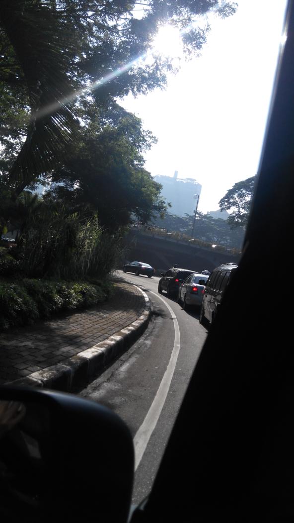 Semanggi di stop spt lampu merah,  bikin macet sd diatas jembatan, dimana Hak pengguna jalan raya??! <a href="/TMCPoldaMetro/">TMC Polda Metro Jaya</a>