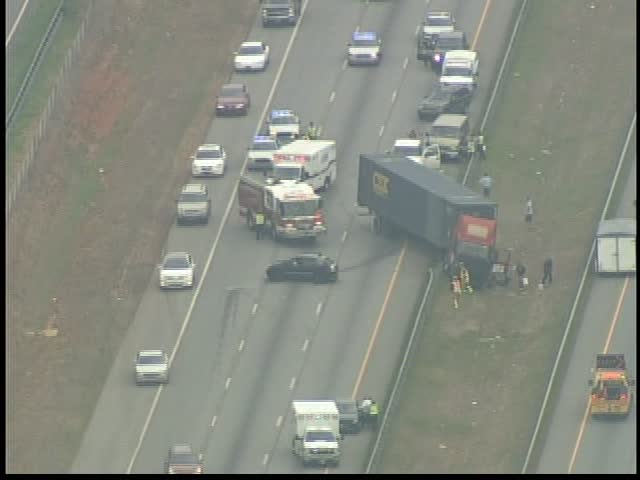 theobserver's tweet photo. Officials: Southbound I-77 closed in Mooresville after multi-vehicle crash http://t.co/RRZj0LFwqf http://t.co/RWjaxaXwjm