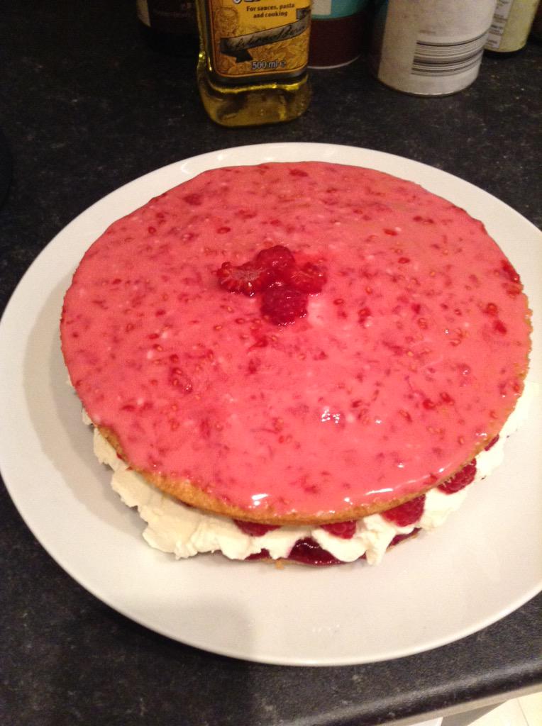 AntProctor's tweet photo. I'm not only good at acting. I also bake. #actorsbaking #cake #raspberryicing http://t.co/u4DSJyFf3D