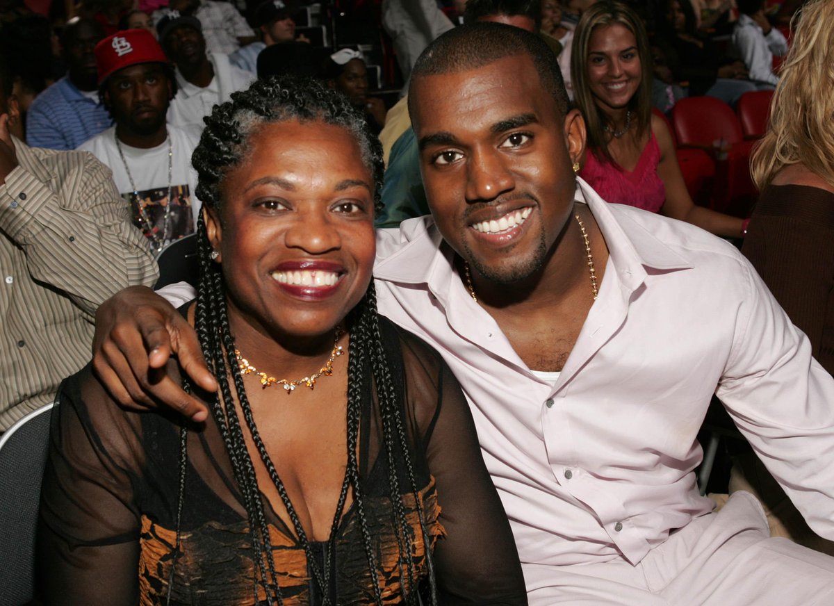 GGNewMusic's tweet image. Rare footage of Kanye rapping with his late mother resurfaces and it&apos;s definitely a must-watch bit.ly/1a2zONS