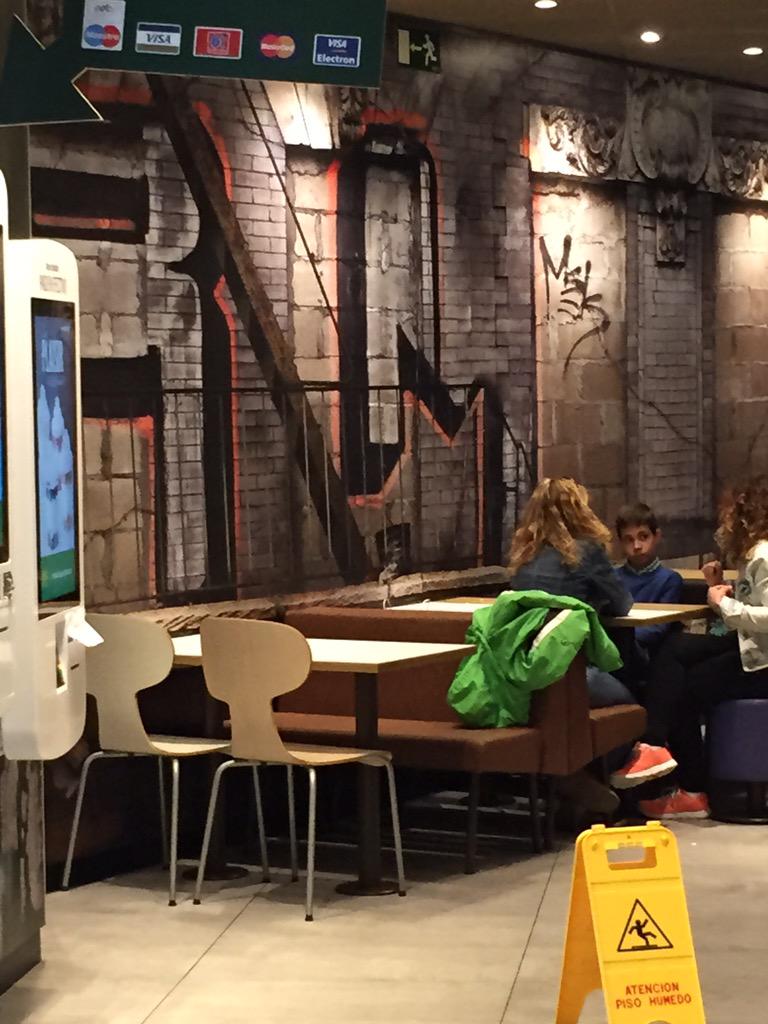 luiscon77's tweet photo. Esto es un McDonald's #Segovia http://t.co/KoiVU6Mt8F