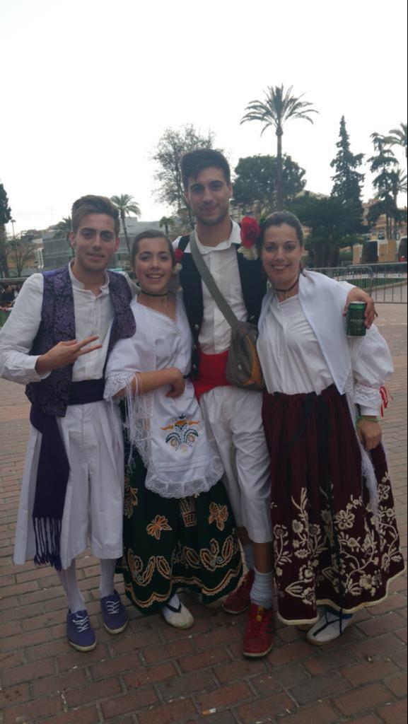 MuleroNoelia's tweet photo. Bando 2015🎊🎉🍻😉📷💙 @SirAracil7 @AazAlvaro @paolapardosanch #Alexbautista http://t.co/X0M1vbR66w