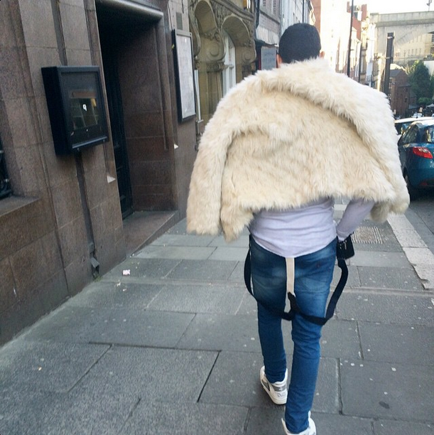 Like a rock star! Jajaja @elgalgojonas caminando con mi abrigo! #newcastle #walkingfree #spring #uk ?✌️