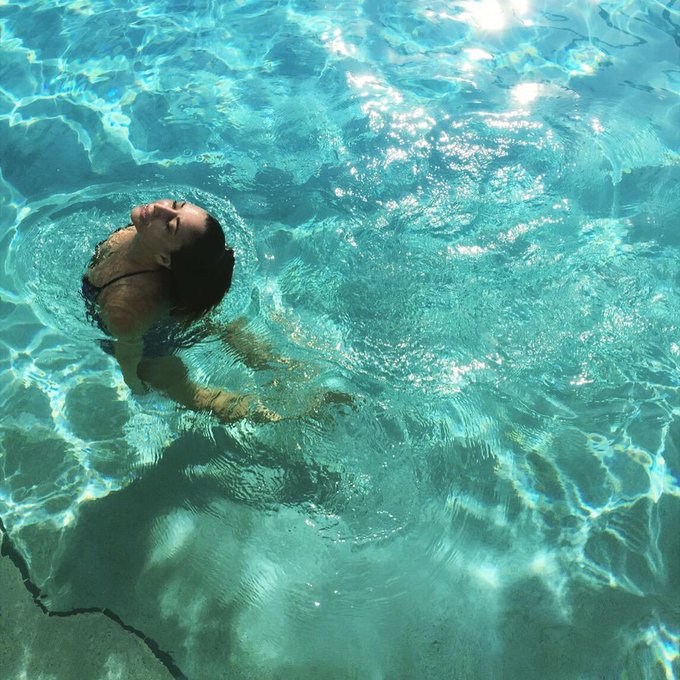 Fun fact: Dolphins masturbate. #SoMuchInCommon #TheMoreYouKnow http://t.co/efn9D02WFl<a href="/tag/somuchincommon"class="tags">#SoMuchInCommon</a><a href="/tag/themoreyouknow"class="tags"><span>#themoreyouknow</span></a>