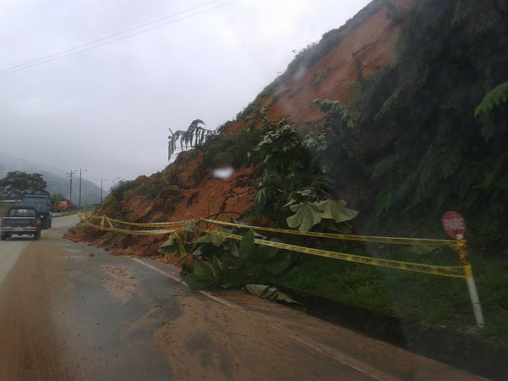 Conduzca con precaución,deslizamiento antes del redondel de #Zumbi. @ECU911Loja <a href="/dayitoerazo/">Dayana Erazo</a> <a href="/goberzamora/">Gobernación ZamoraCh</a>