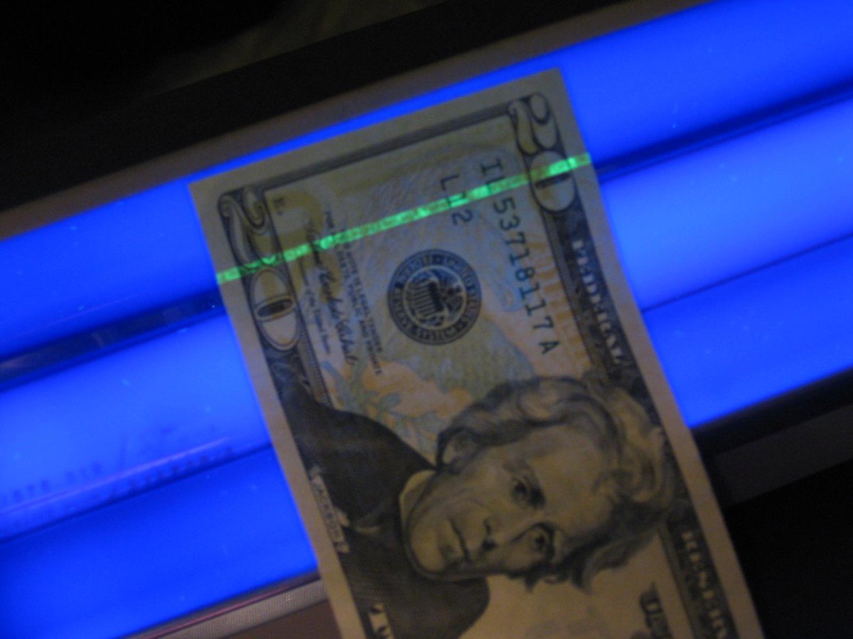 FraudFighterCo's tweet image. How detecting money with a UV light works. #counterfeitdetection hubs.ly/y0G-5s0