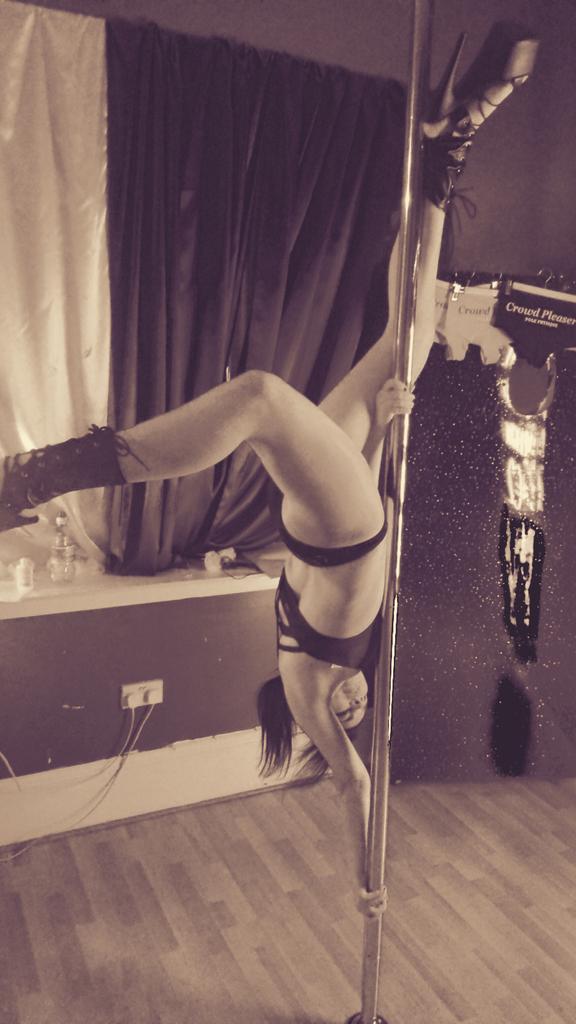 Nemo_Night's tweet photo. Butterfly is looking better! #Ilovepole #poledancing. #polephysique # gothshoes http://t.co/jKCL891kVP