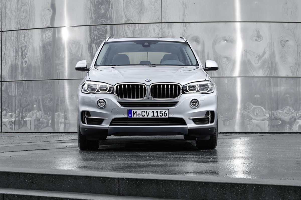 BMW's tweet photo. We added electric power to a powerful vehicle: The #BMW #X5 xDrive40e http://t.co/KPvk6vqzpK http://t.co/tKXqsld7T9