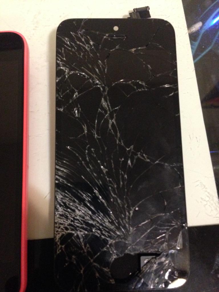 UCrack_QFix's tweet photo. Late night iPhone 5c📱

#UCQF http://t.co/UpMQsK8pEJ