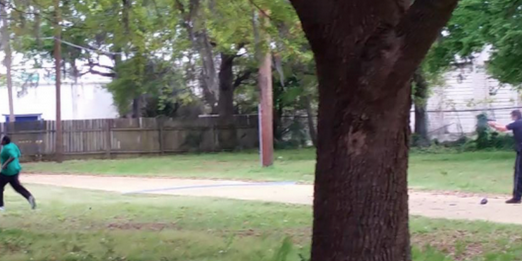 Mediaite's tweet photo. SC Cop Faces Murder Charge After Video Shows Him Fatally Shoot Man in Back http://t.co/5KvBjSWIbS UPDATED WITH VIDEO http://t.co/7Kq3PIkdf2