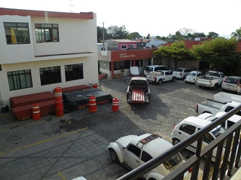 Columnista007's tweet photo. Entrega de láminas de asbesto por parte de ayto de Cuauhtémoc en pleno proceso electoral en el estado de Colima. http://t.co/WGBggrrCQH