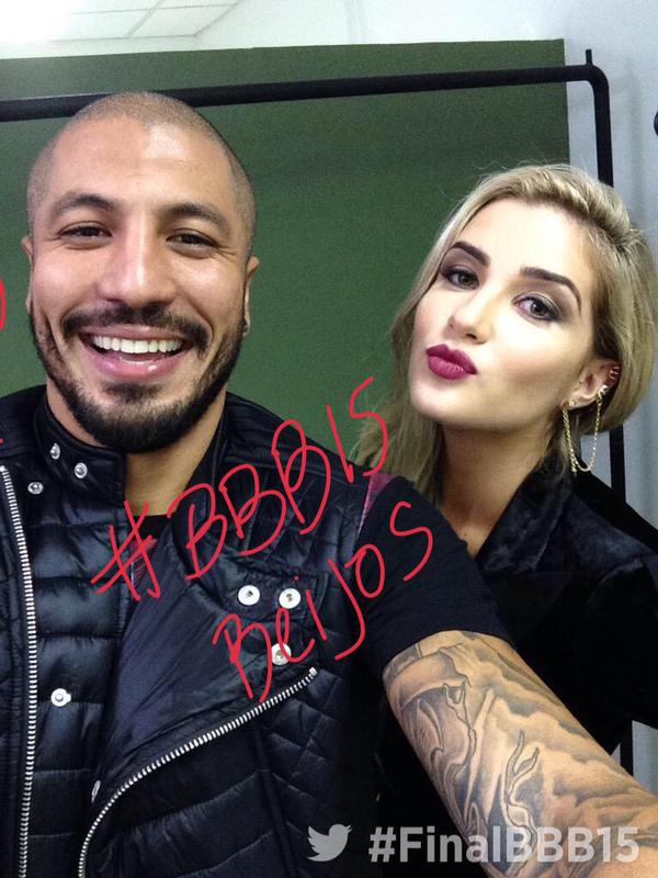 Aline Gotschalg posa com um fã #RedCarpetBBB15 #BBB15