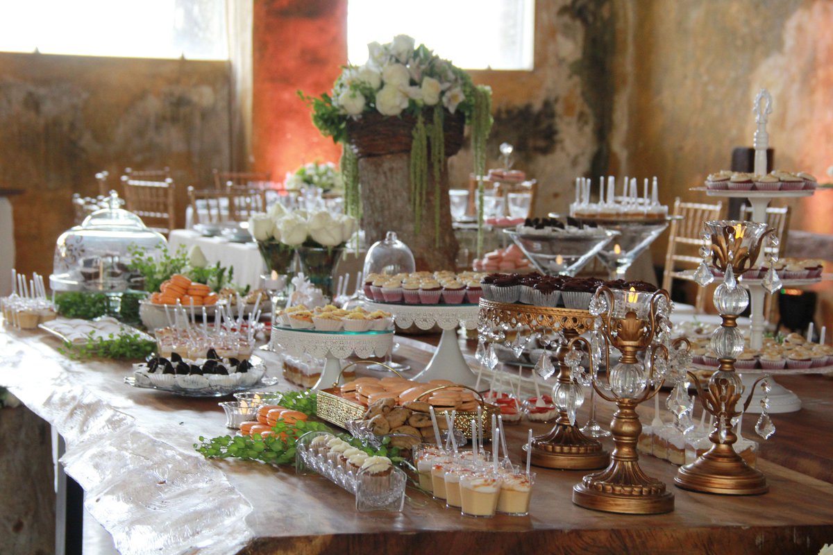 EventosBaku's tweet photo. Una mesa de postres clásica y elegante enmarcada con hermosos arreglos florales. #BakúEventos http://t.co/0tfKHTwB7A