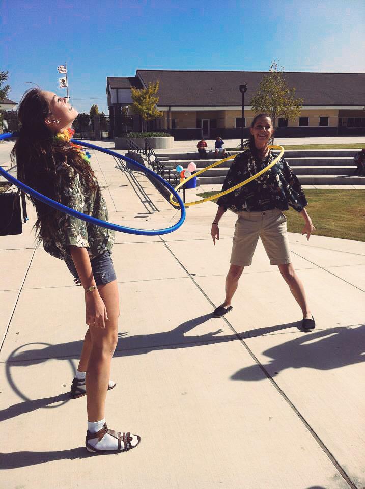 k__ellis's tweet photo. Guess who's bday is tomorrow #brooke #itsbrooke #youguessedright #twentyone? #twobucket #actualtourists @BrookeSpick http://t.co/5mmtndVL3R