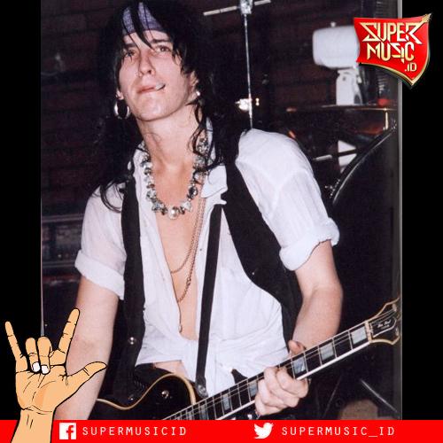 1962: Happy Birthday Izzy Stradlin, pendiri dan ex-gitaris dari Guns N\ Roses  