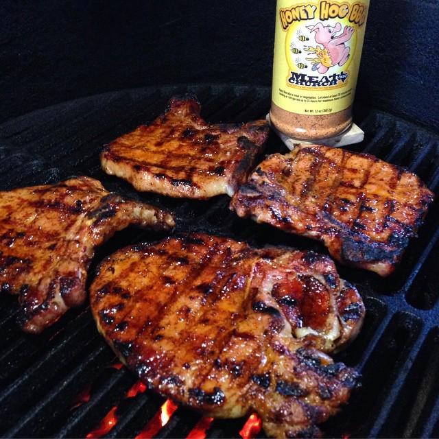 jpsmokin's tweet photo. Did some grilled pork chops tonight on the #BGE.. they got a liberal shake down of #meatch… http://t.co/QbTo9g1Cr7 http://t.co/p16vddKgXh