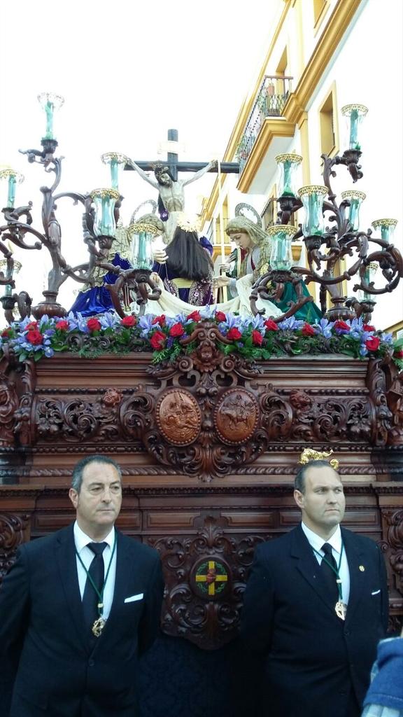 javi_er_dj's tweet photo. @IslapasionNet Ejemplo d como debe comportarse un capataz tras arriado del paso #SS2015IP #MejorarSSisleña #evolucion http://t.co/sbqyRcNCSx
