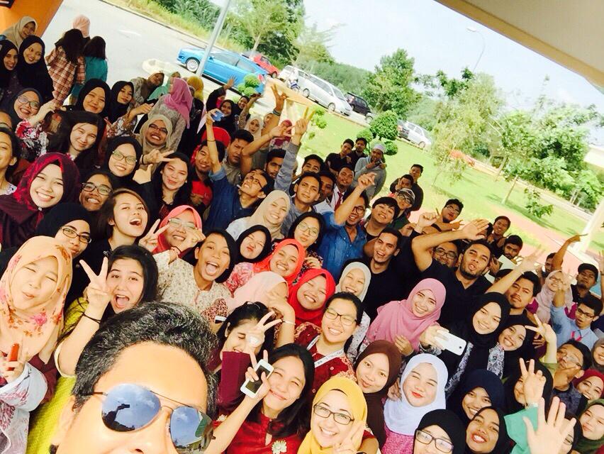 alfeeeeeeeq__'s tweet photo. Here is my batchmates with our last paper ever! Alhamdulillah went well! #BatchJun2012 #BatchTutupBuku @komedlendu http://t.co/VvMODc2j0E