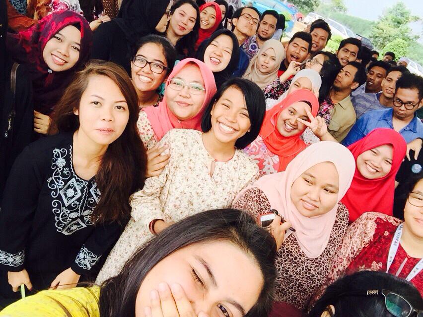 alfeeeeeeeq__'s tweet photo. Here is my batchmates with our last paper ever! Alhamdulillah went well! #BatchJun2012 #BatchTutupBuku @komedlendu http://t.co/VvMODc2j0E