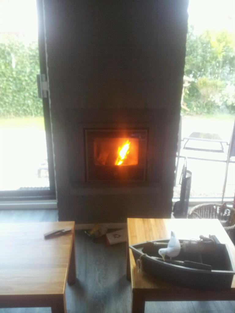 In beide huizen is een prachtige houtkachel geplaatst. En met mooi weer kun je genieten van de buiten haard.