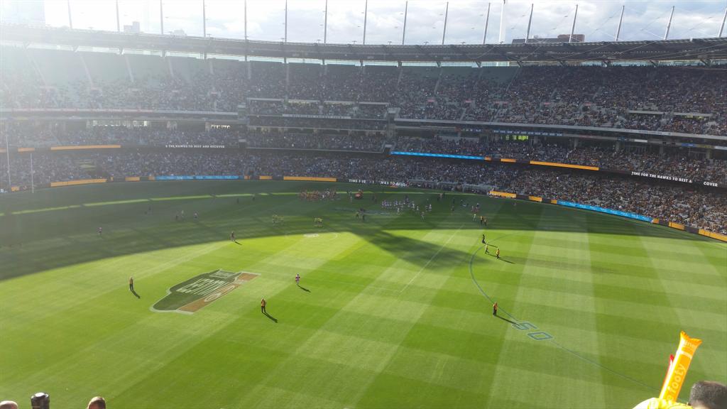 taylaa105's tweet photo. Life is much better when the footy season is on!!! #firstmatch #wesmashed #hawks #hawthornfc http://t.co/yxHwtuBNUc