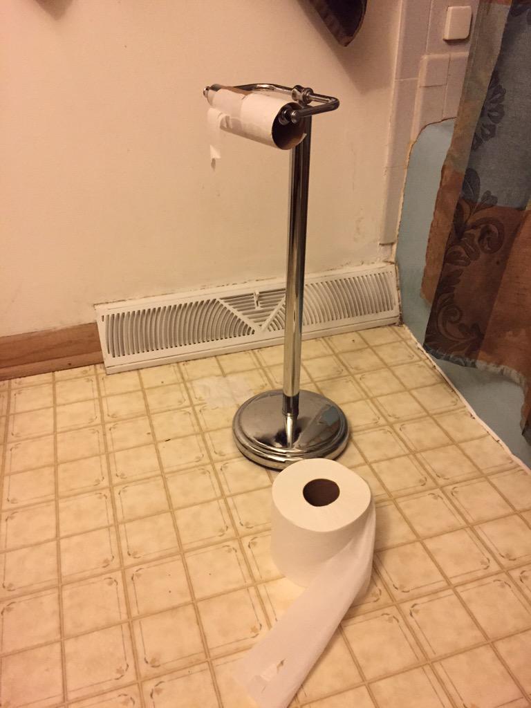 darachow's tweet photo. Apparently putting the roll on was too much work for someone. http://t.co/YsTMzz7agx